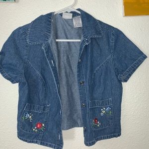 Cropped denim top embroidered flowers